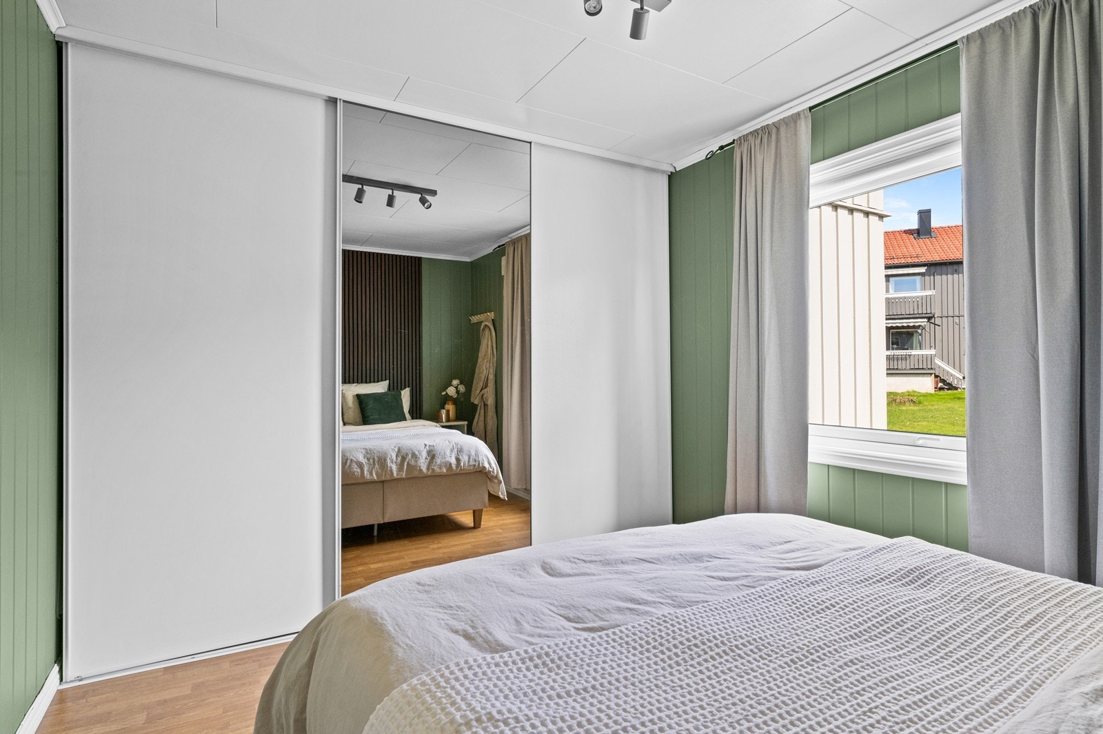 En romslig skyvedørsgarderobe gir rikelig med lagringsplass på hovedsoverommet. Galleribilde