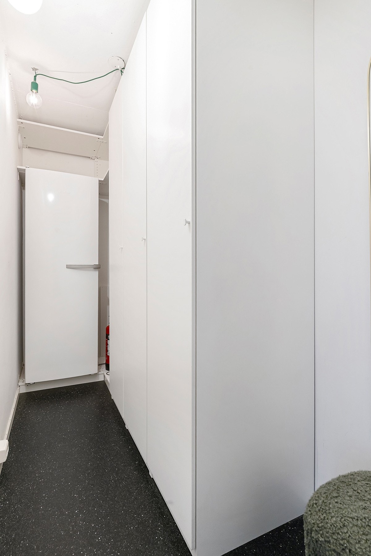 Adkomst fra entré til praktisk bod med god plass til klesoppheng og oppbevaring av sko Galleribilde