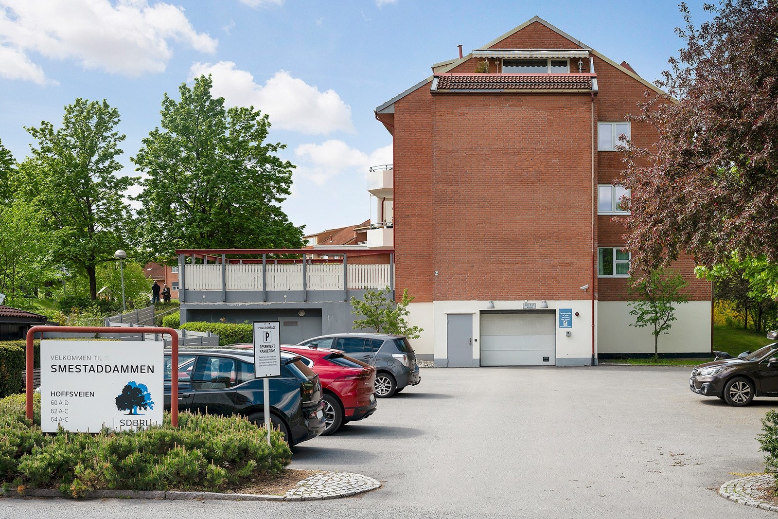 Borettslaget har også parkeringsplasser til gjester eller eget bruk Galleribilde