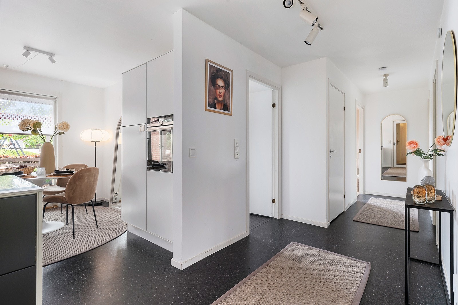 Det er åpnet opp mellom kjøkken, gangen og videre mot stuen. Galleribilde
