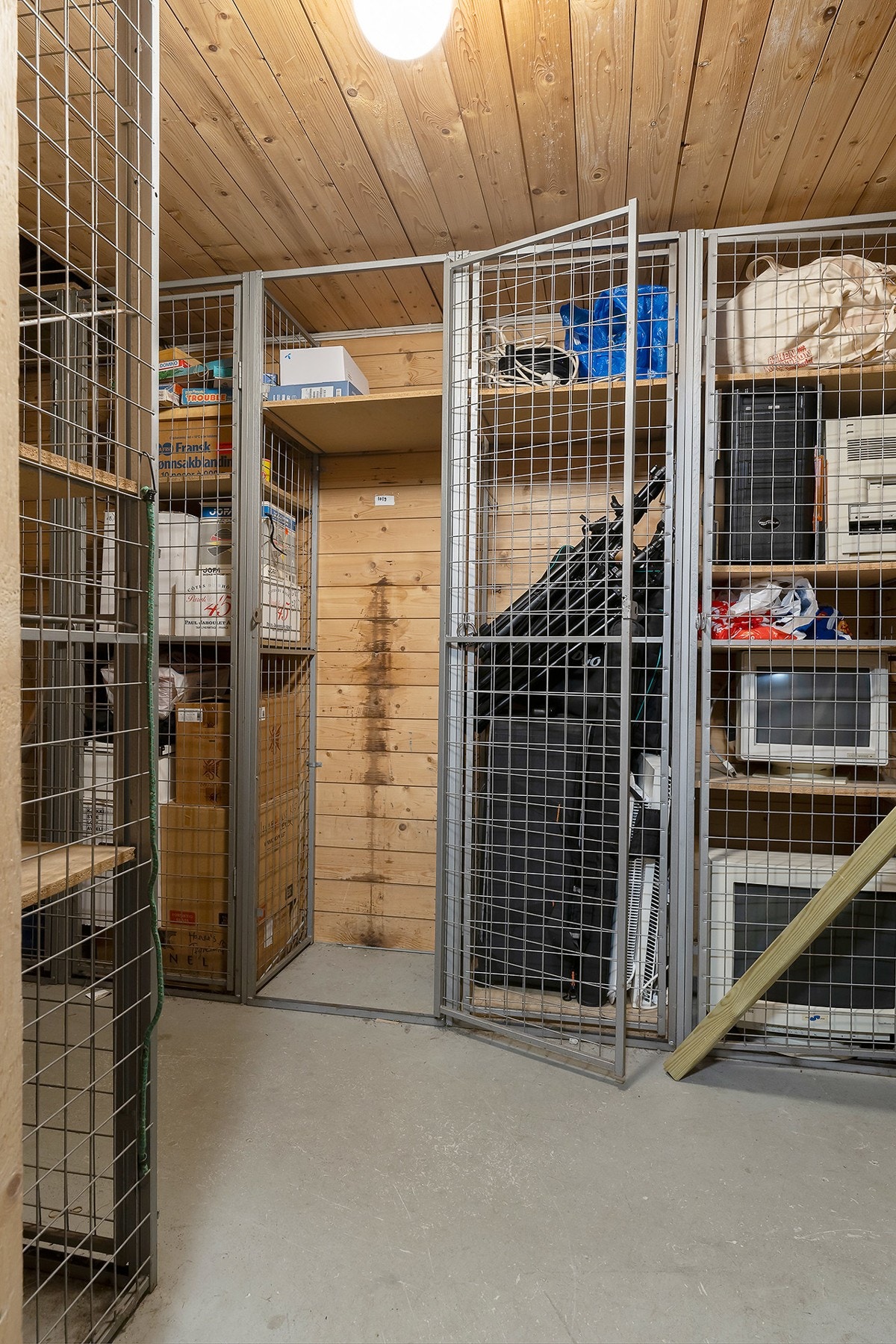 Bodskap (nr 1019) i kjeller på ca. 0,25 m2. Galleribilde
