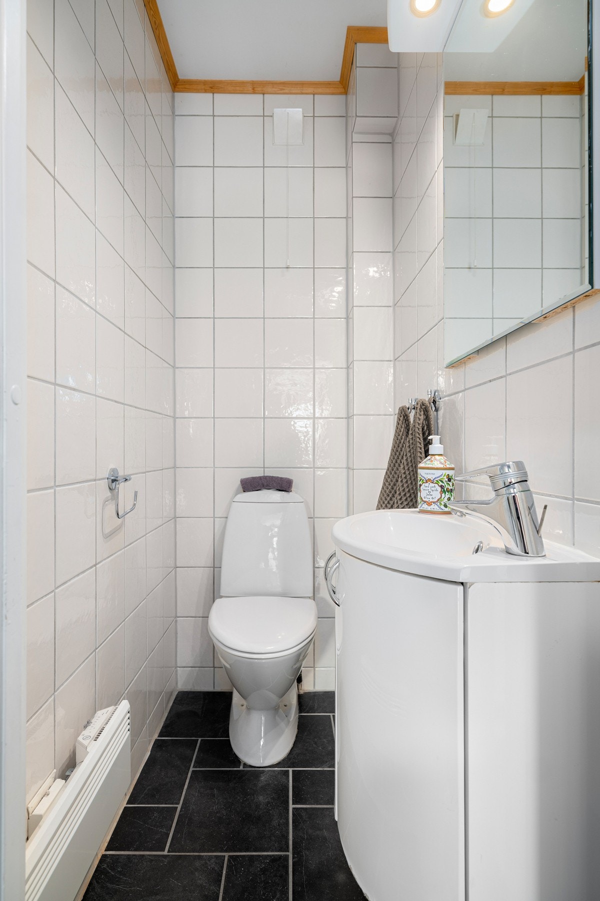 Gjestetoalettet er innredet med
servant med underskap, speil med belysning og wc. Galleribilde