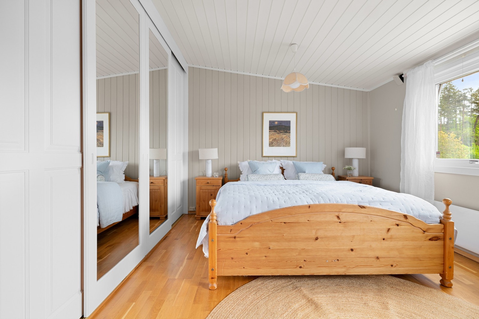 Alle soverommene er av god størrelse og er innredet med skyvedørsgarderober. Galleribilde