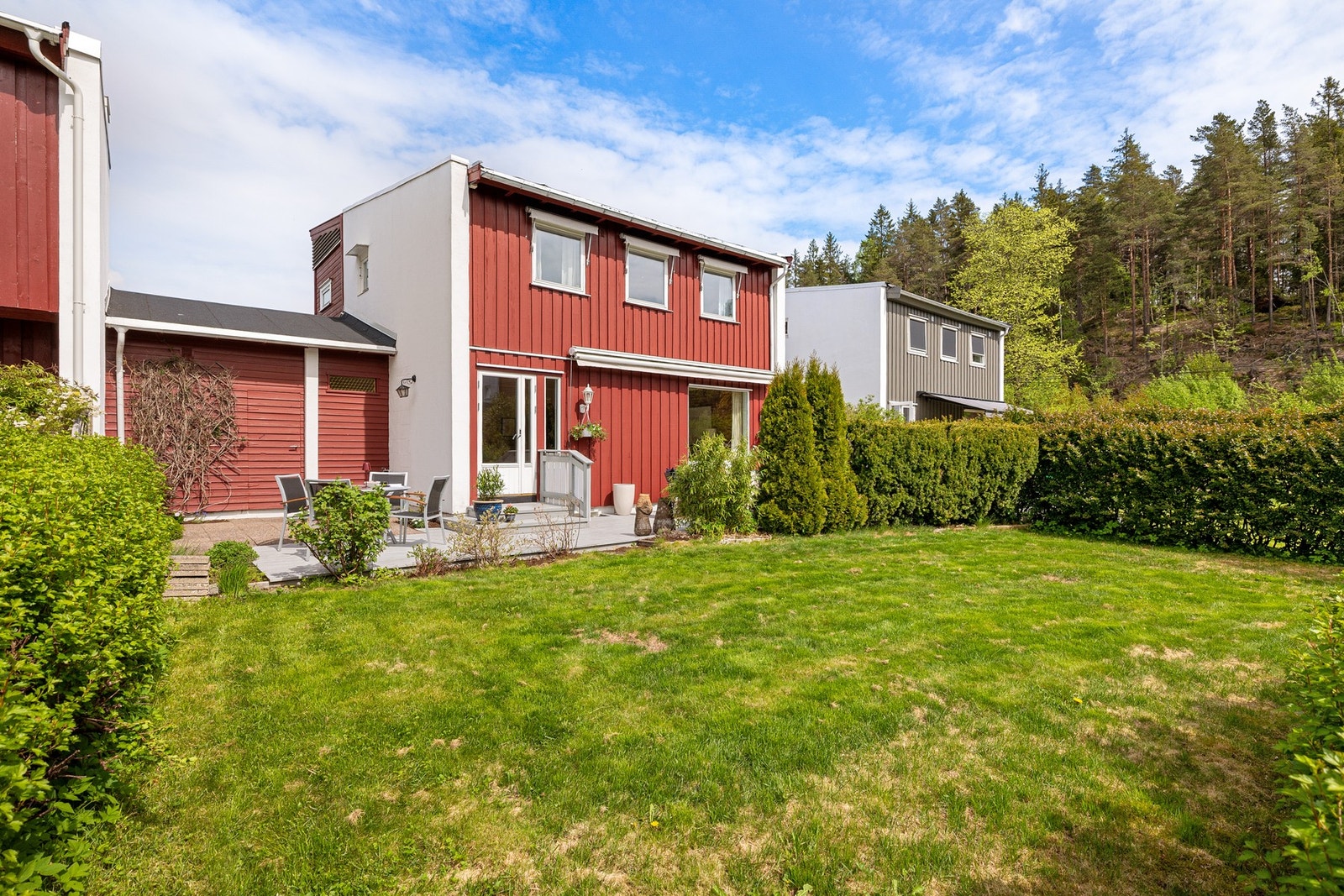Boligen fremstår som godt vedlikeholdt med jevnlige oppgraderinger gjennom flere år. Fasaden ble sist malt i 2020. Galleribilde