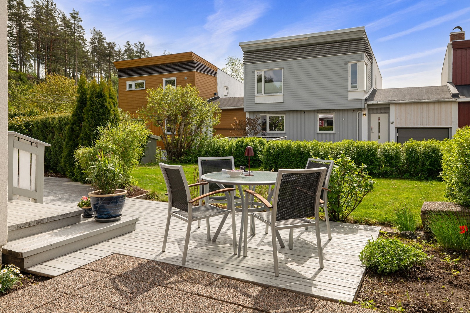 Solrik og skjermet markterrasse på ca. 30 m² med gode møbleringsmuligheter. Galleribilde