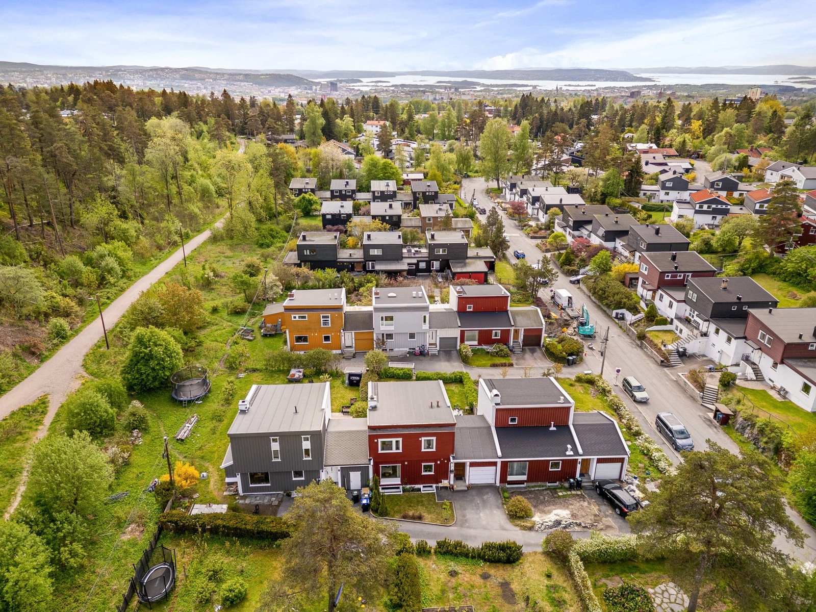 Den nye lysløypen som går fra Peder Ankers vei rett ved boligen tar deg bortover mot Sognsvann i den ene retningen eller innover Maridalen i den andre retningen. Galleribilde