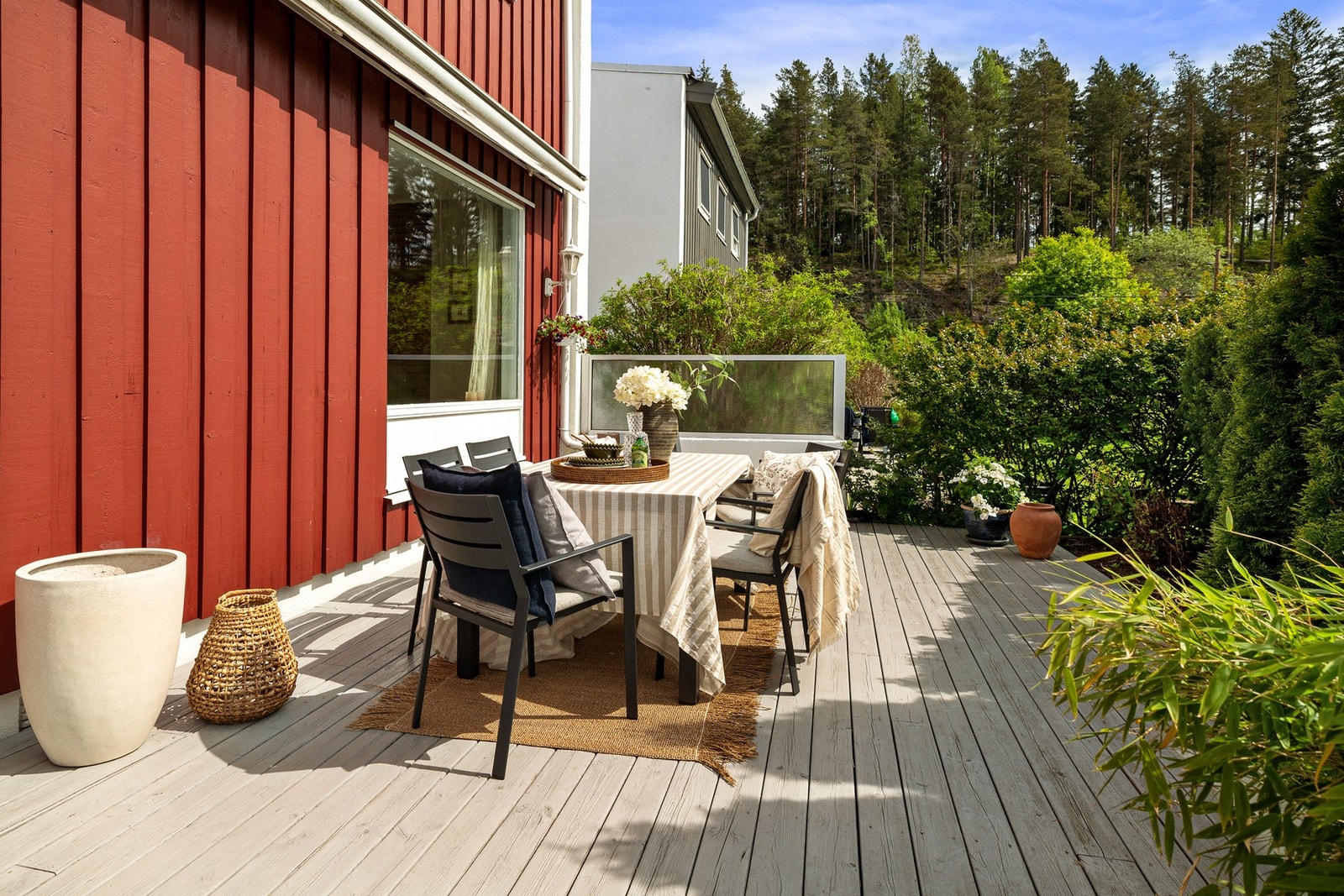 Terrassen har gode solforhold og er utstyrt med manuell
markise på vegg for solavskjerming. Galleribilde