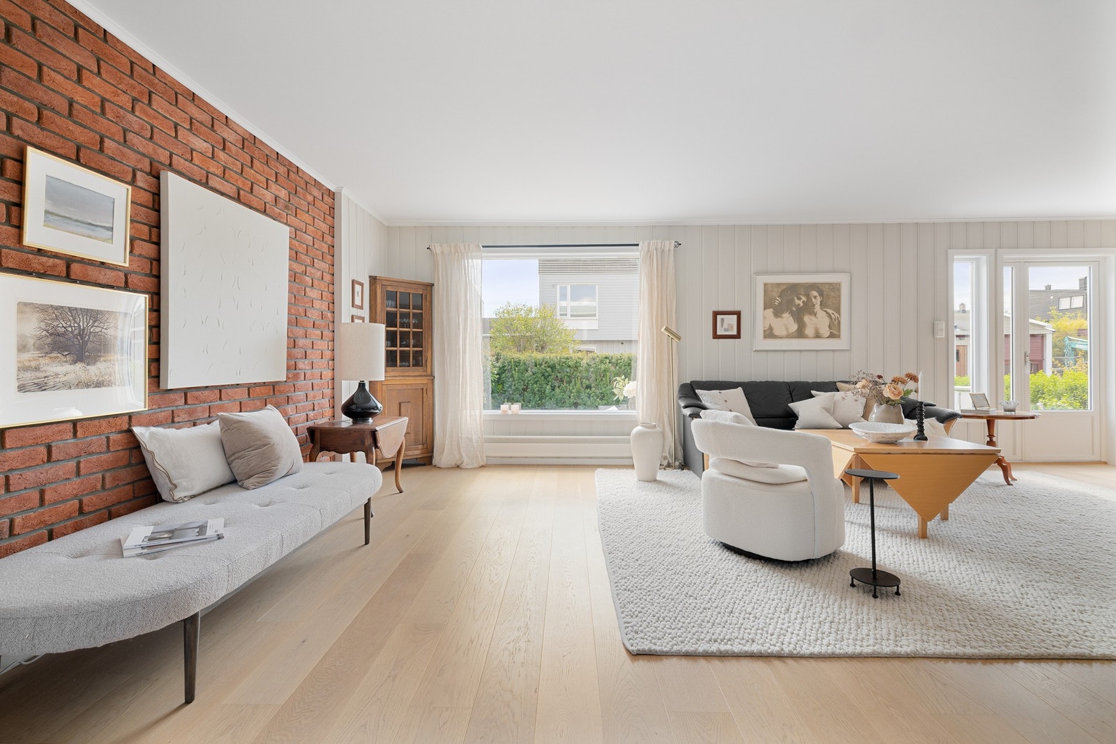 Store vindusflater slipper inn rikelig med naturlig lys i oppholdsrommene. Galleribilde