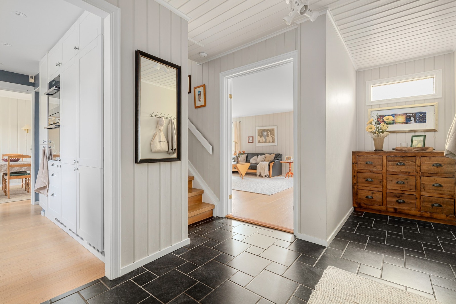 Planløsningen har en god flyt med gjennomgang til de ulike oppholdssonene fra to sider. Galleribilde