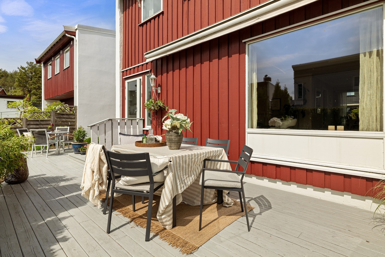 Rikelig med plass til både sittegruppe, spisebord, grill og øvrig møblering etter behov. Galleribilde