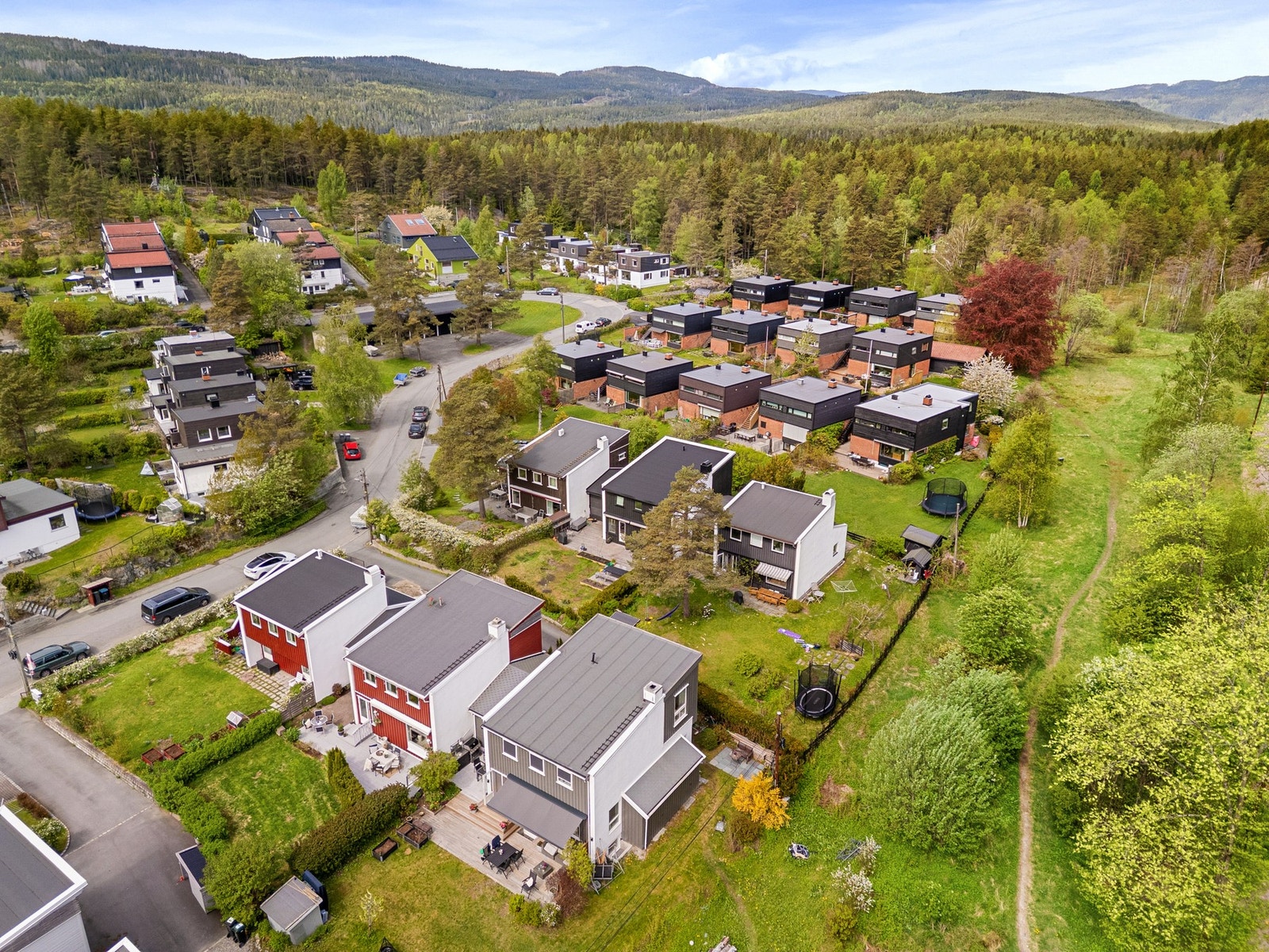 Barnevennlig gate uten gjennomgangstrafikk med kort vei til populære Korsvoll skole og flere barnehager. Galleribilde
