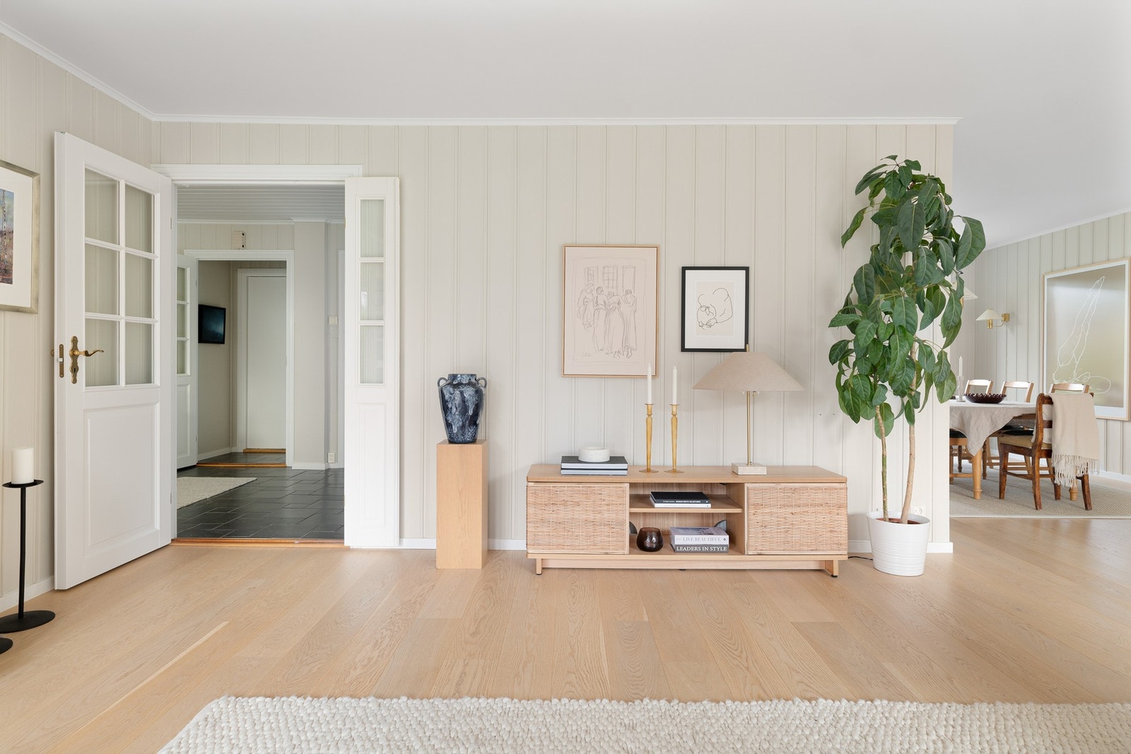 Gjennomgående familievennlig planløsning med tydelig inndeling mellom sosiale soner og private rom. Galleribilde