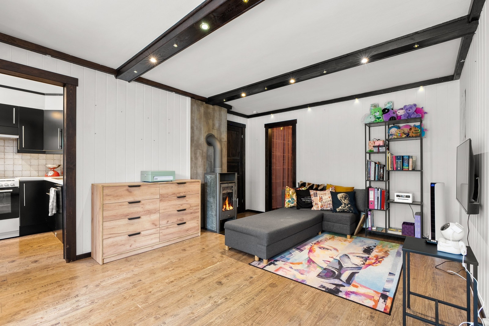 Stue - plass til sofa, bord og tv Galleribilde