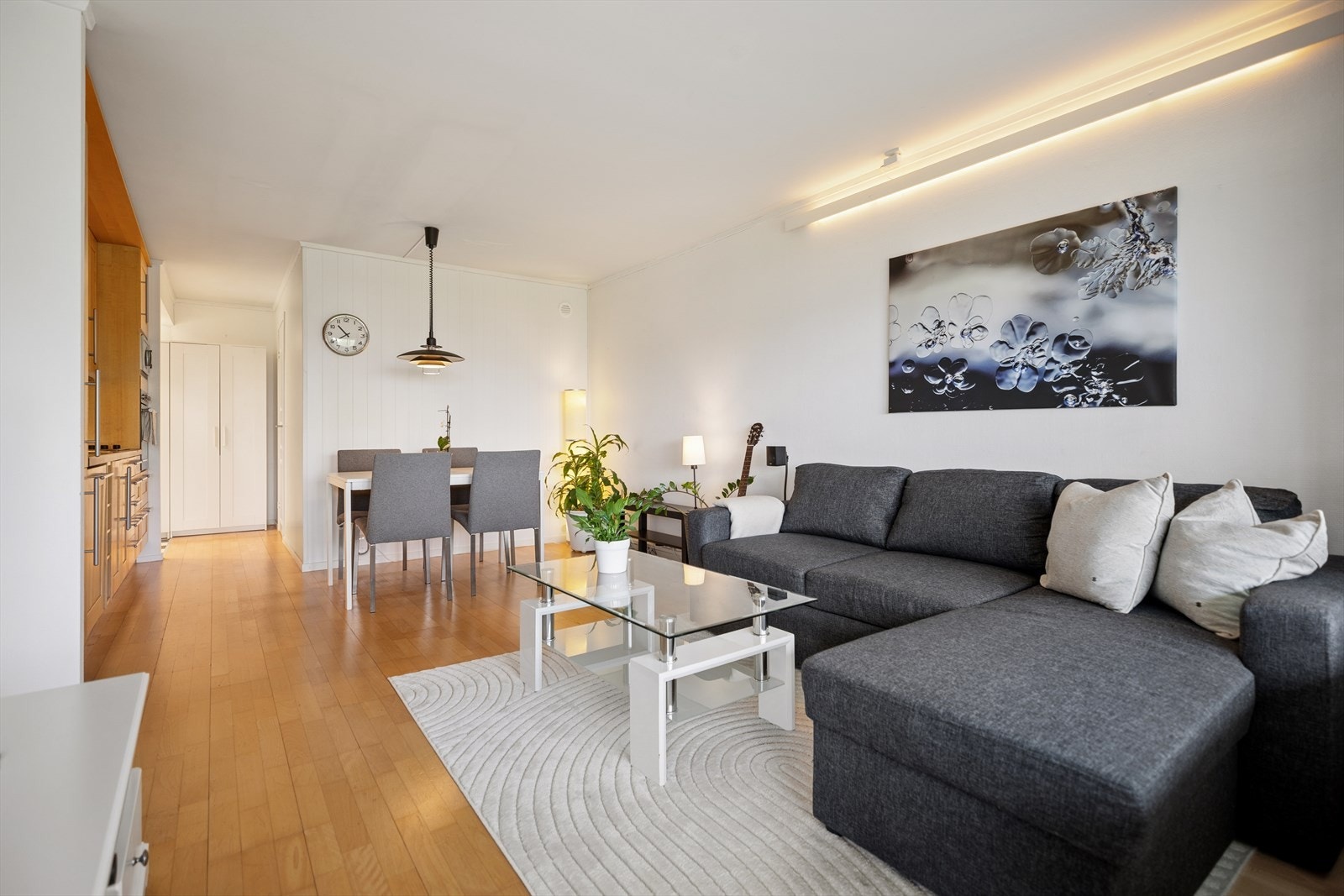 Gjennomgående parkett og laminat på gulv i oppholdsrommene. Galleribilde