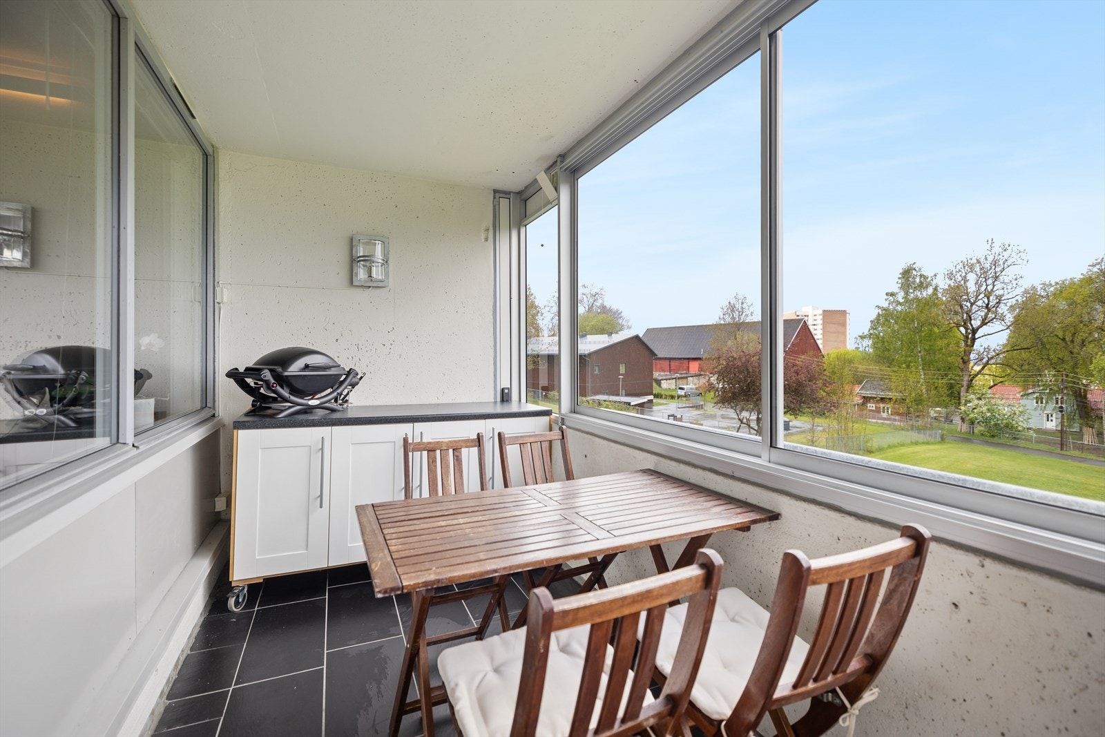 En lys og arealeffektiv leilighet med en koselig, innglasset balkong og fin utsikt. Galleribilde