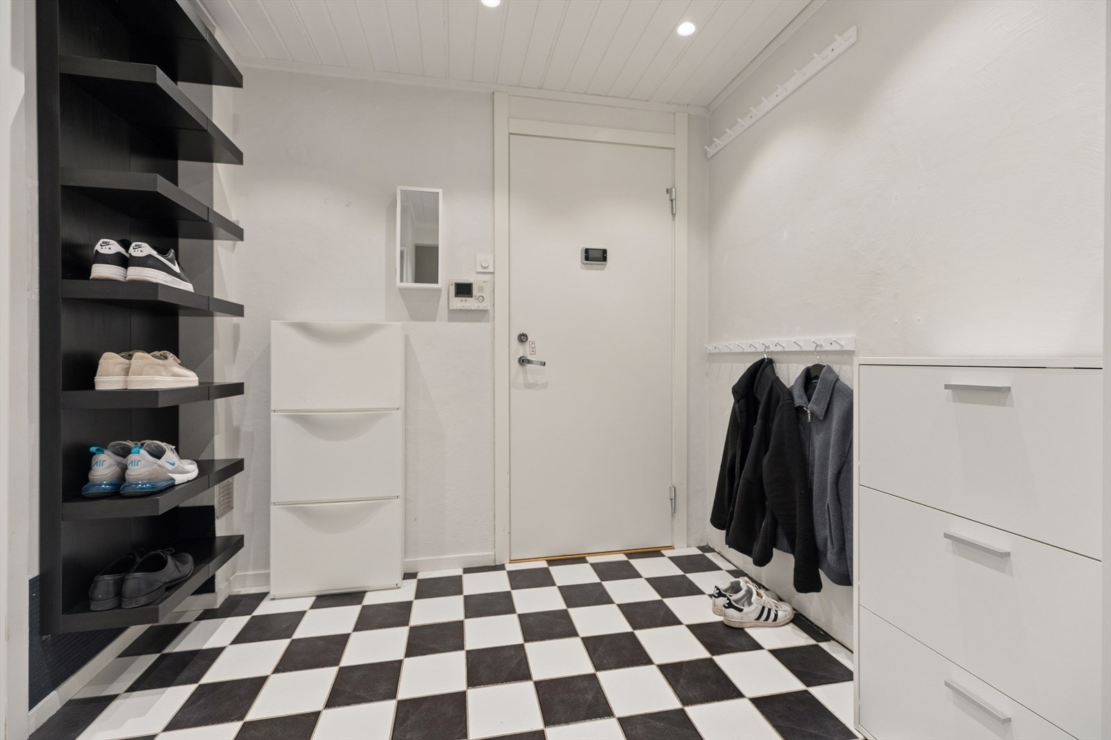 Velkommen inn til en flislagt entré med en brann- og lydklassifisert entredør med to-lags isolerglass. Galleribilde