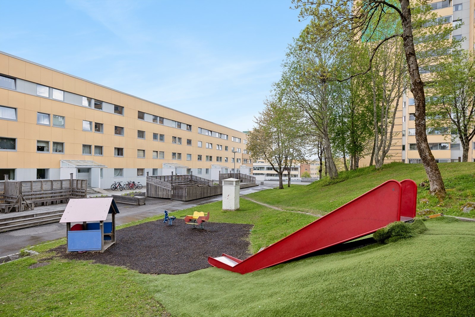 Borettslaget har store, grønne fellesarealer med blant annet lekeplasser, godt tilrettelagt for barnefamilier. Galleribilde
