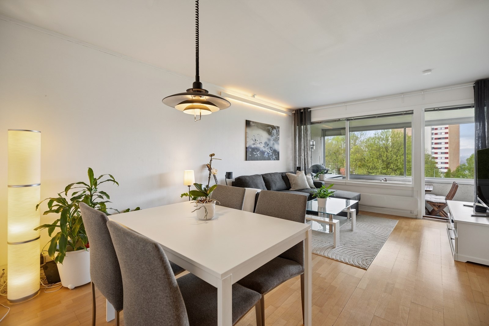 Den åpne løsningen mellom stue og kjøkken gir en sosial og luftig atmosfære. Galleribilde