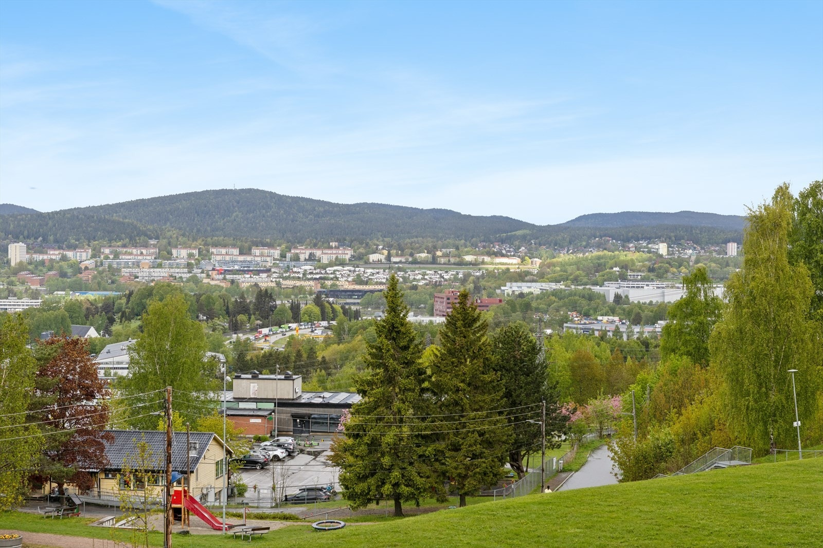 Fin utsikt fra balkongen mot skogkledde åser. Beliggenheten på Trosterud er attraktiv, med nærhet til Østmarka hvor turstier og lysløyper er lett tilgjengelige. Galleribilde