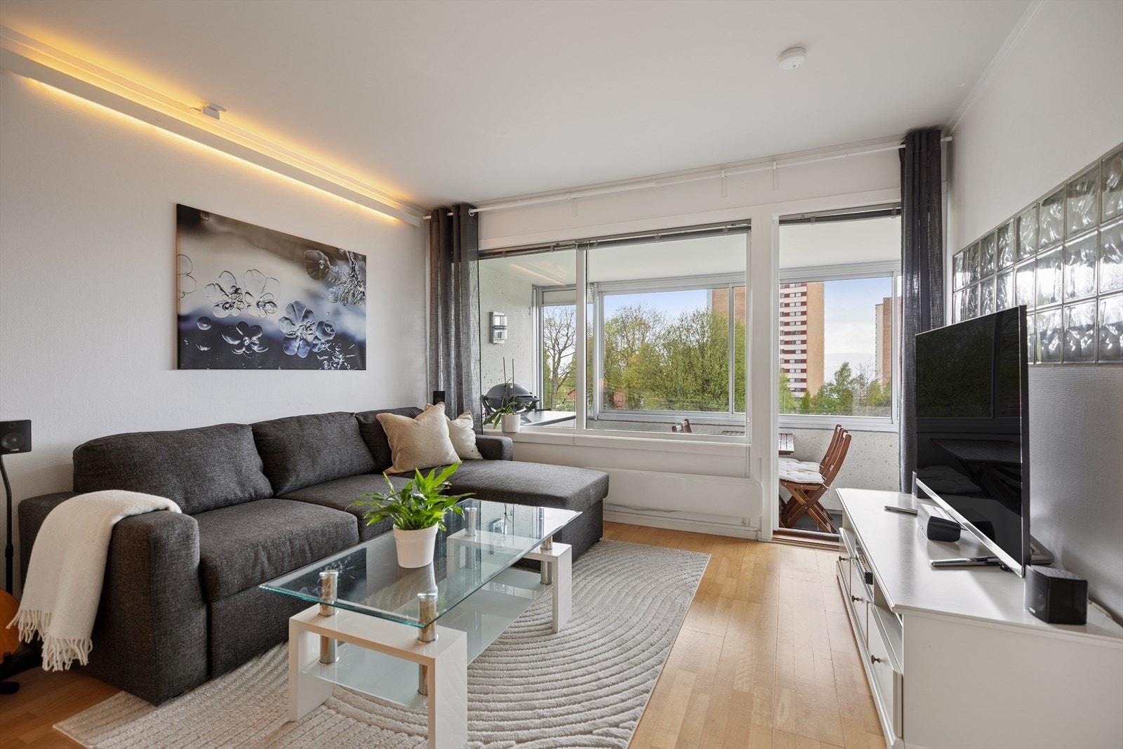 Stuen har plass til en romslig sofagruppe, og takhøyden er målt til cirka 2,36 meter. Galleribilde