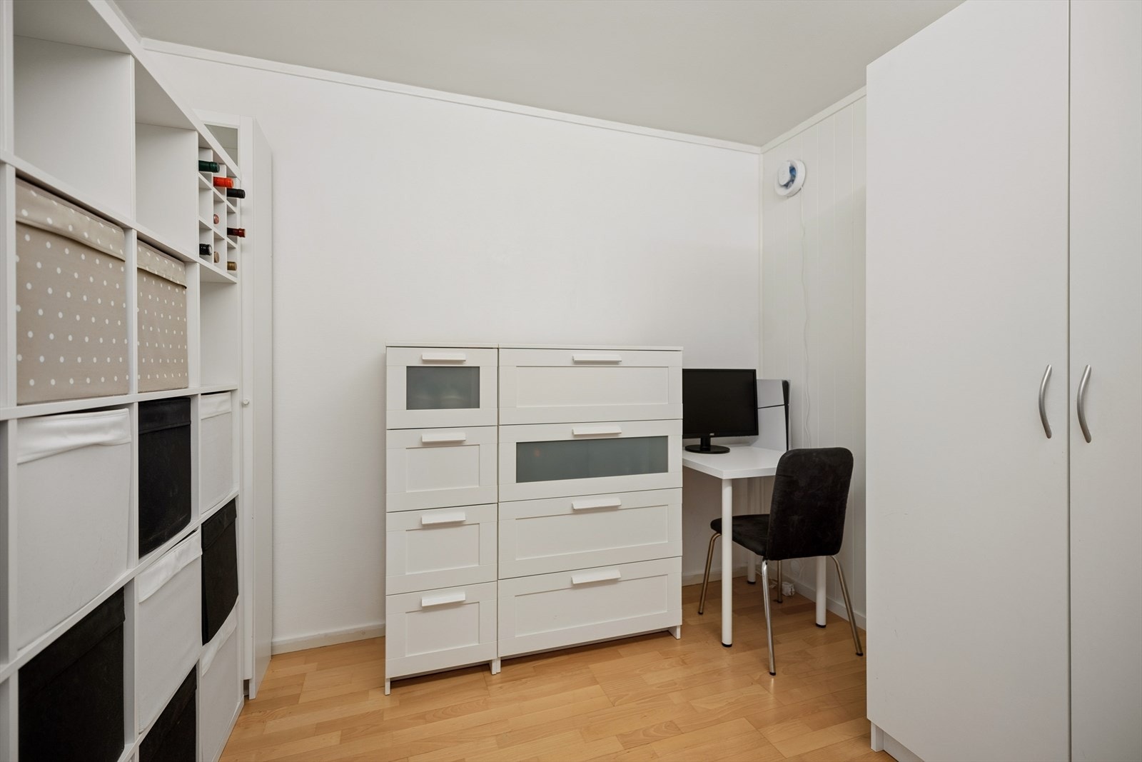 (Ikke godkjent, se pkt. ferdigattest). I tilknytning til stuen er det etablert et rom ved hjelp av lettvegger og dør. Galleribilde