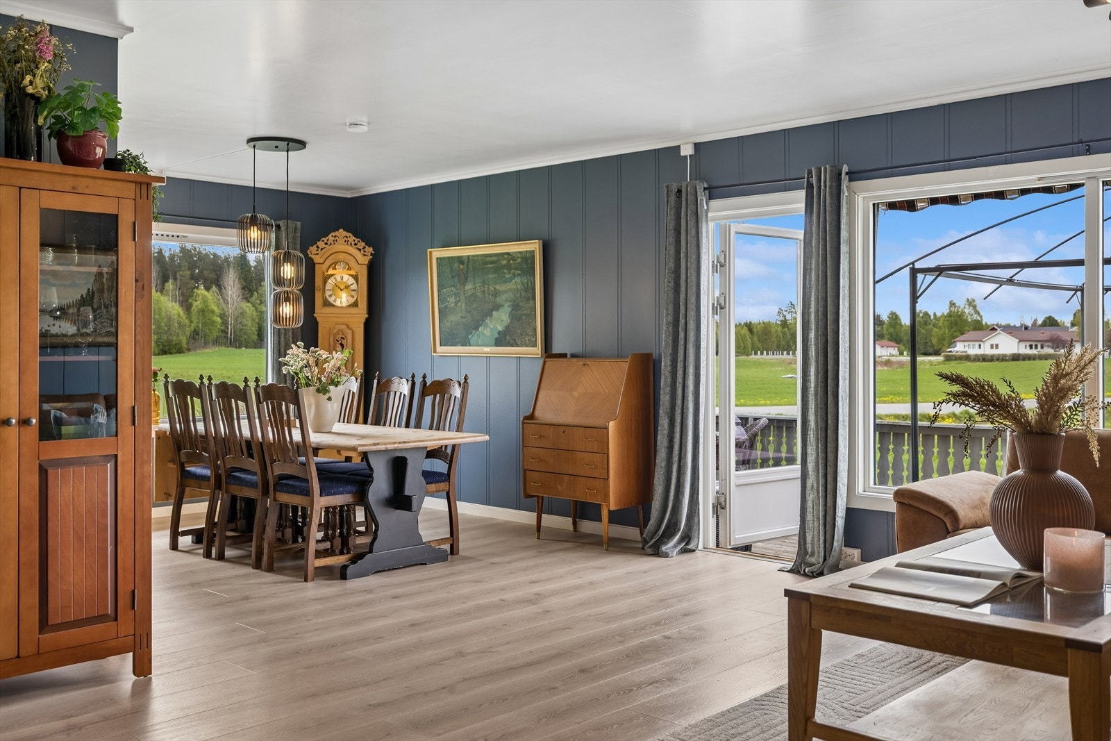 Stue med fleksible møbleringsmuligheter for familie Galleribilde