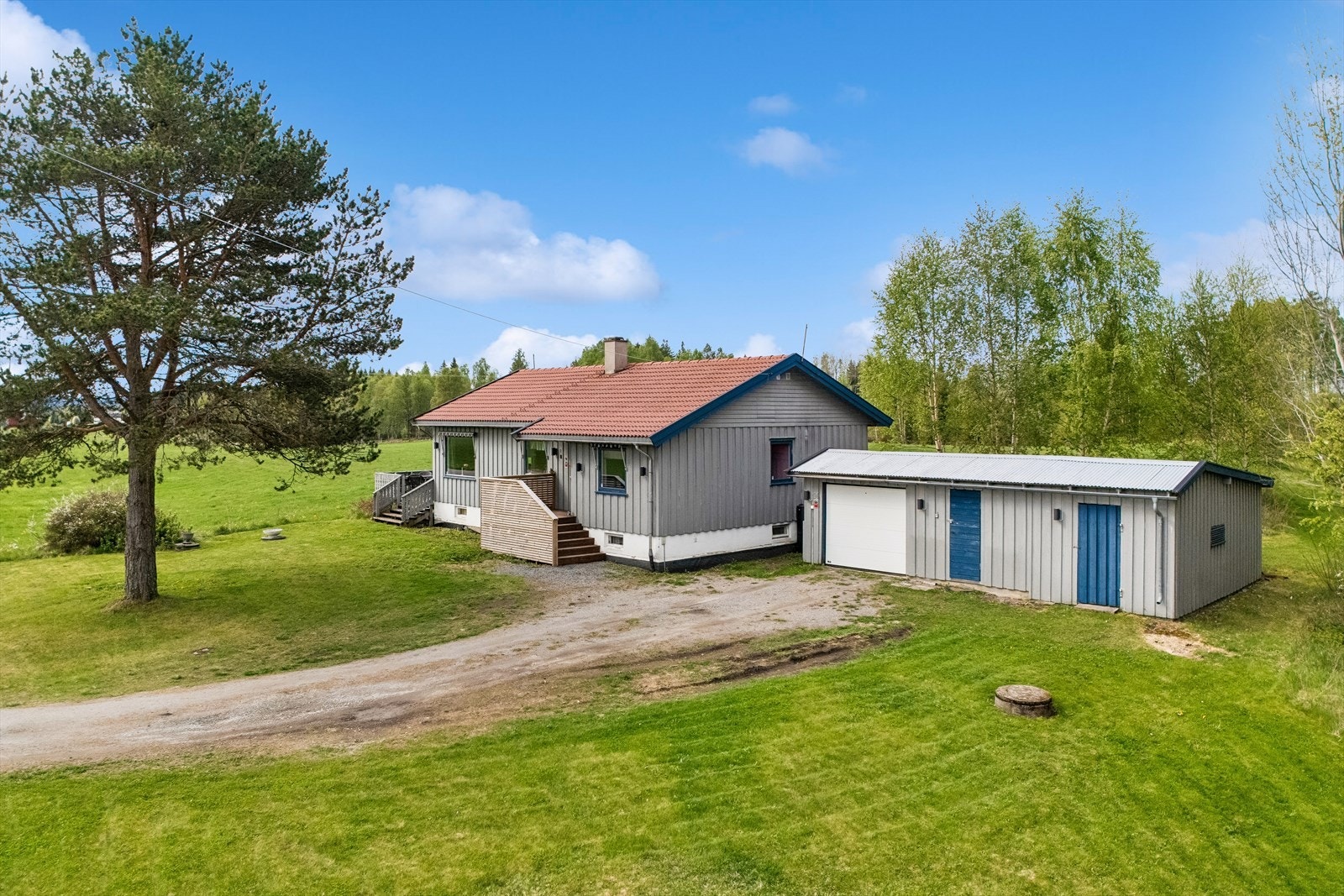 Enebolig fra 1971 på romslig tomt på ca. 1 149 m² med frittliggende beliggenhet Galleribilde