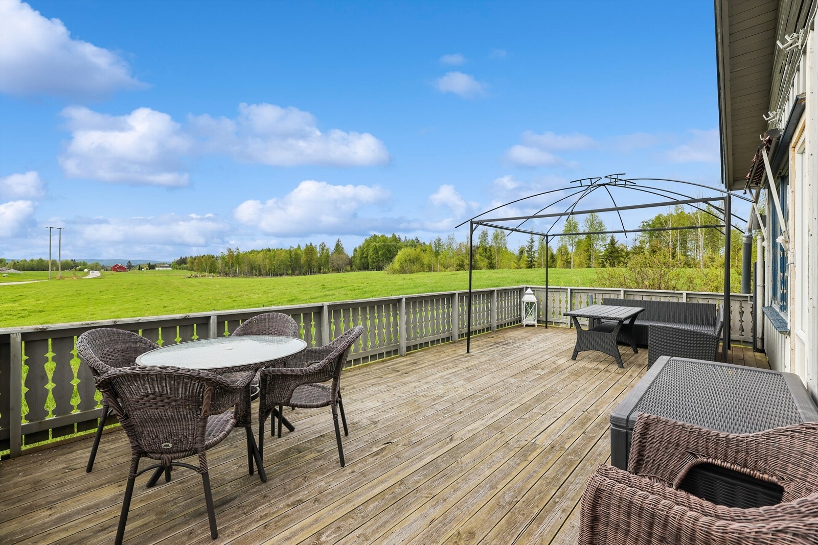 Terrasse på ca. 31 m² med utgang fra stue og fin sammenheng ute/inne Galleribilde
