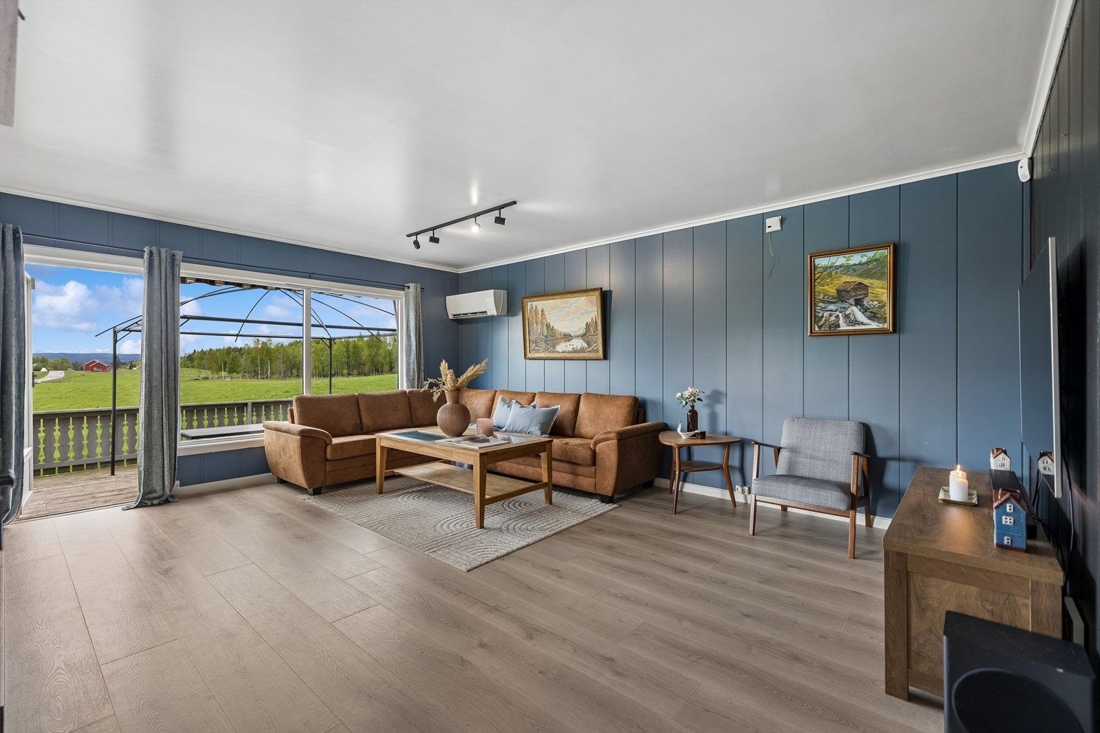 Stue med store vindusflater og gode lysforhold Galleribilde