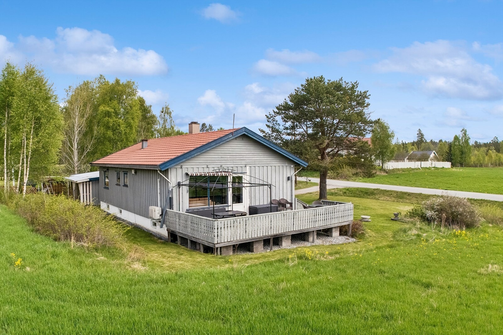 Sørvendt fasade med utgang til terrasse på ca. 31 m² og gode solforhold Galleribilde