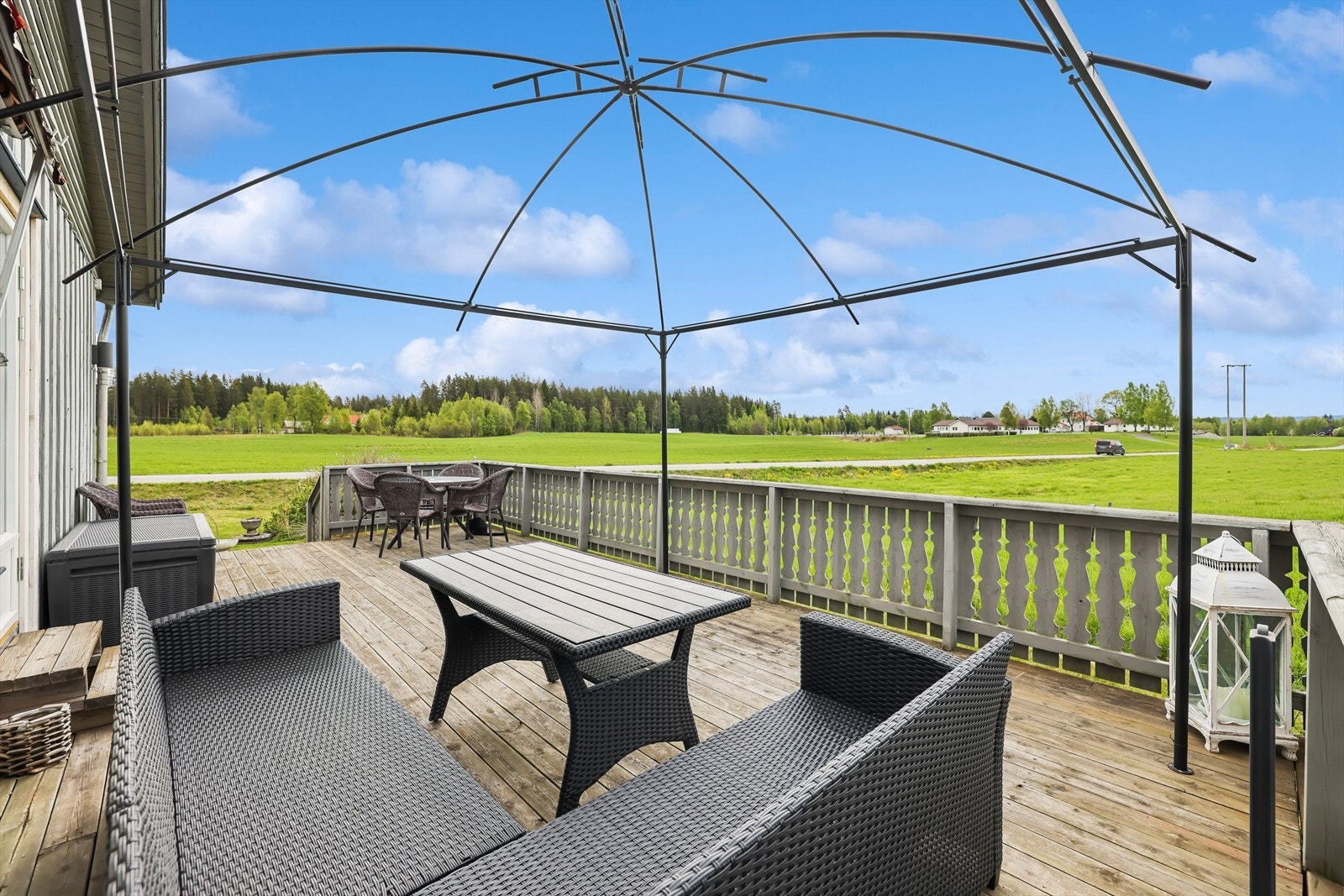 Terrasse i trekonstruksjon med gode solforhold store deler av dagen Galleribilde