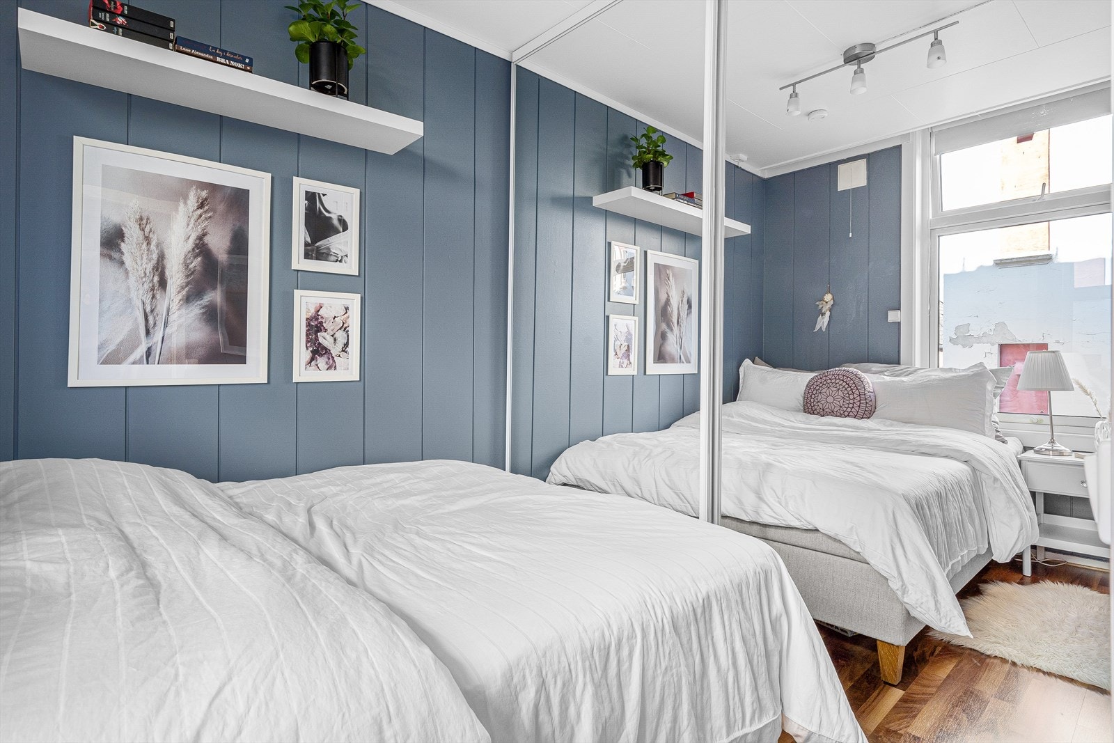 Innbydende soverom med plass til dobbeltseng, samt en romslig skyvedørsgarderobe. Galleribilde