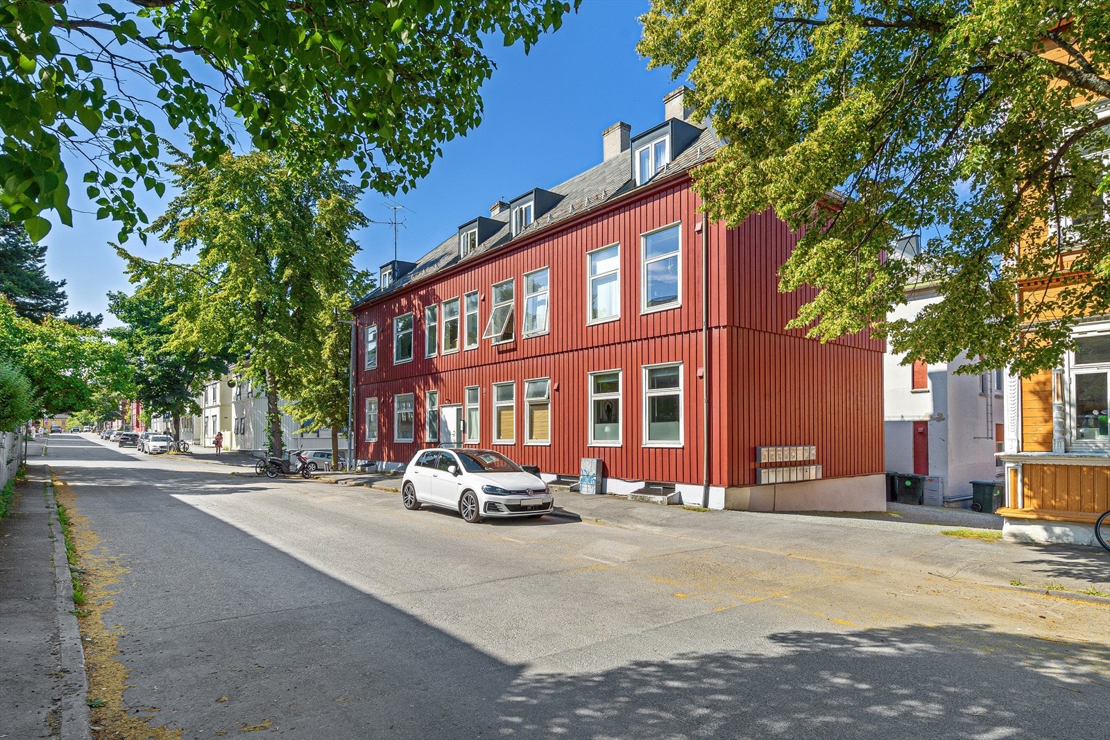 Eiendommen ligger i et sentralt og svært attraktivt boligområde på Møllenberg i Trondheim kommune, kun få minutters gange fra sentrum og Solsiden. Fra leiligheten er det kort vei til flere av byens studiesteder. Galleribilde