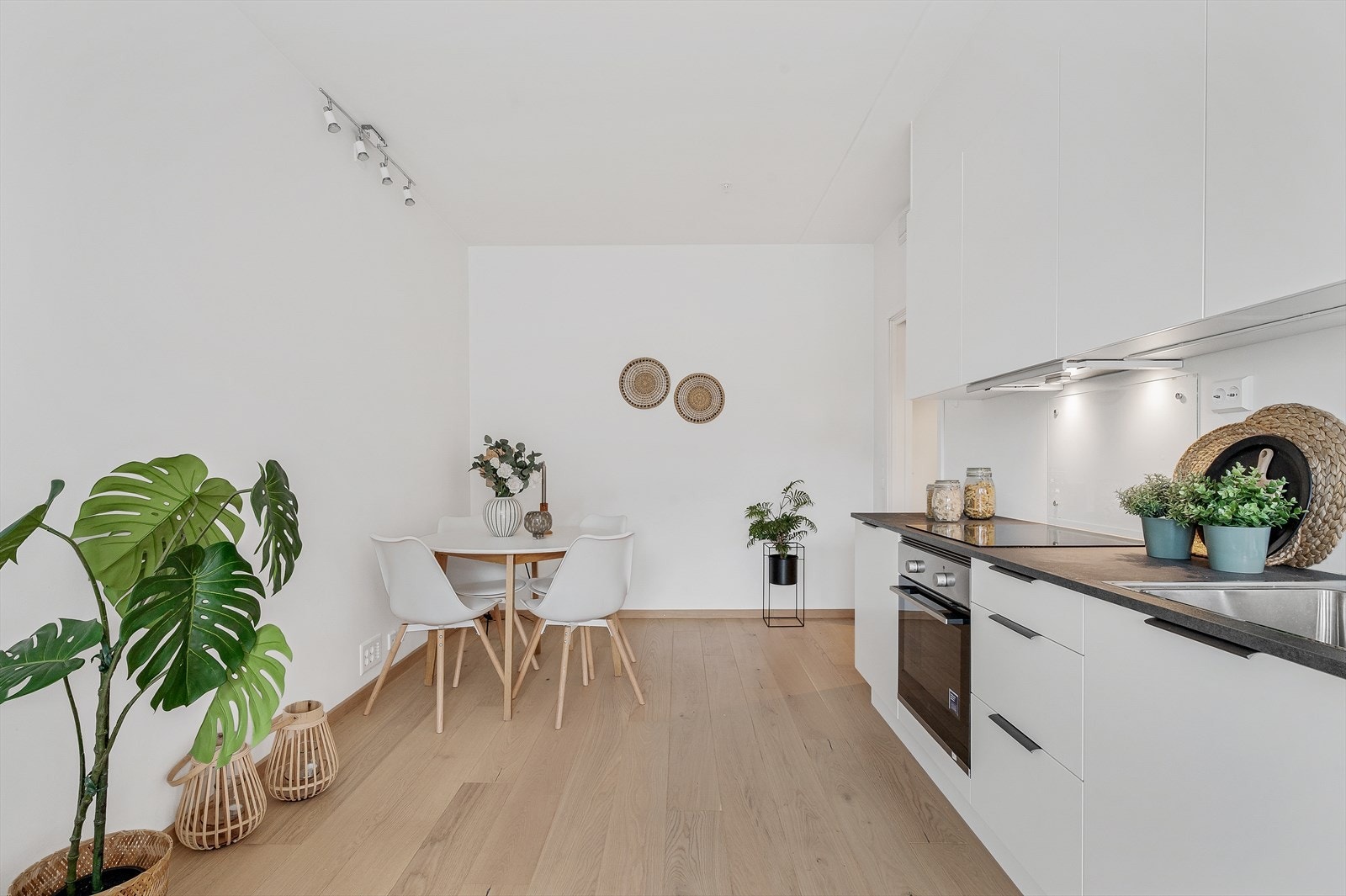 Leiligheten har balansert ventilasjon, og varmes opp med radiator i stue/kjøkken. Disse er tilknyttet felles varmeanlegg som også sørger for varmt tappevann Galleribilde