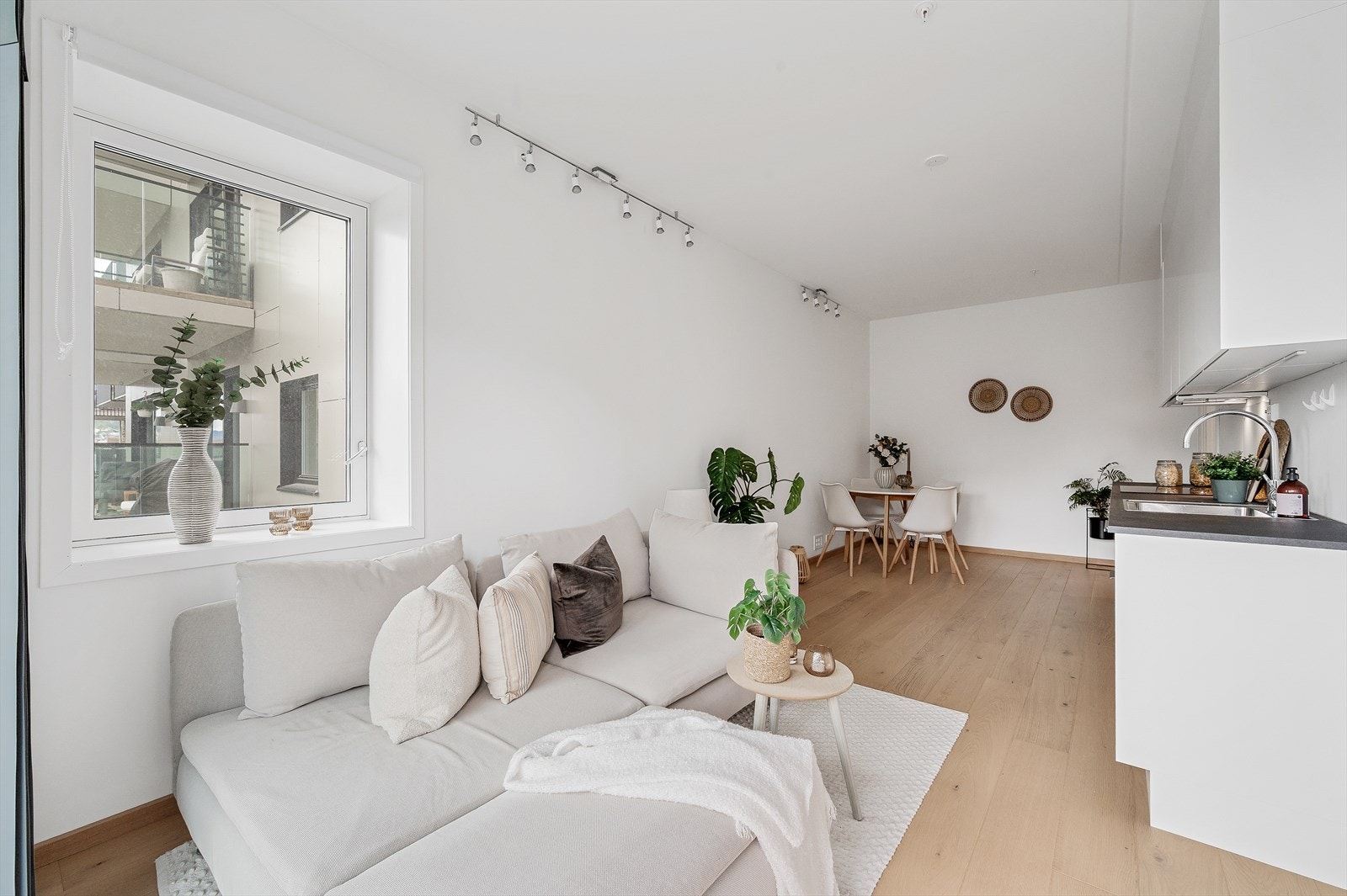 Møbleringsmuligheter for sofagruppe, spisebord, samt medie- og oppbevaringsmøblement Galleribilde