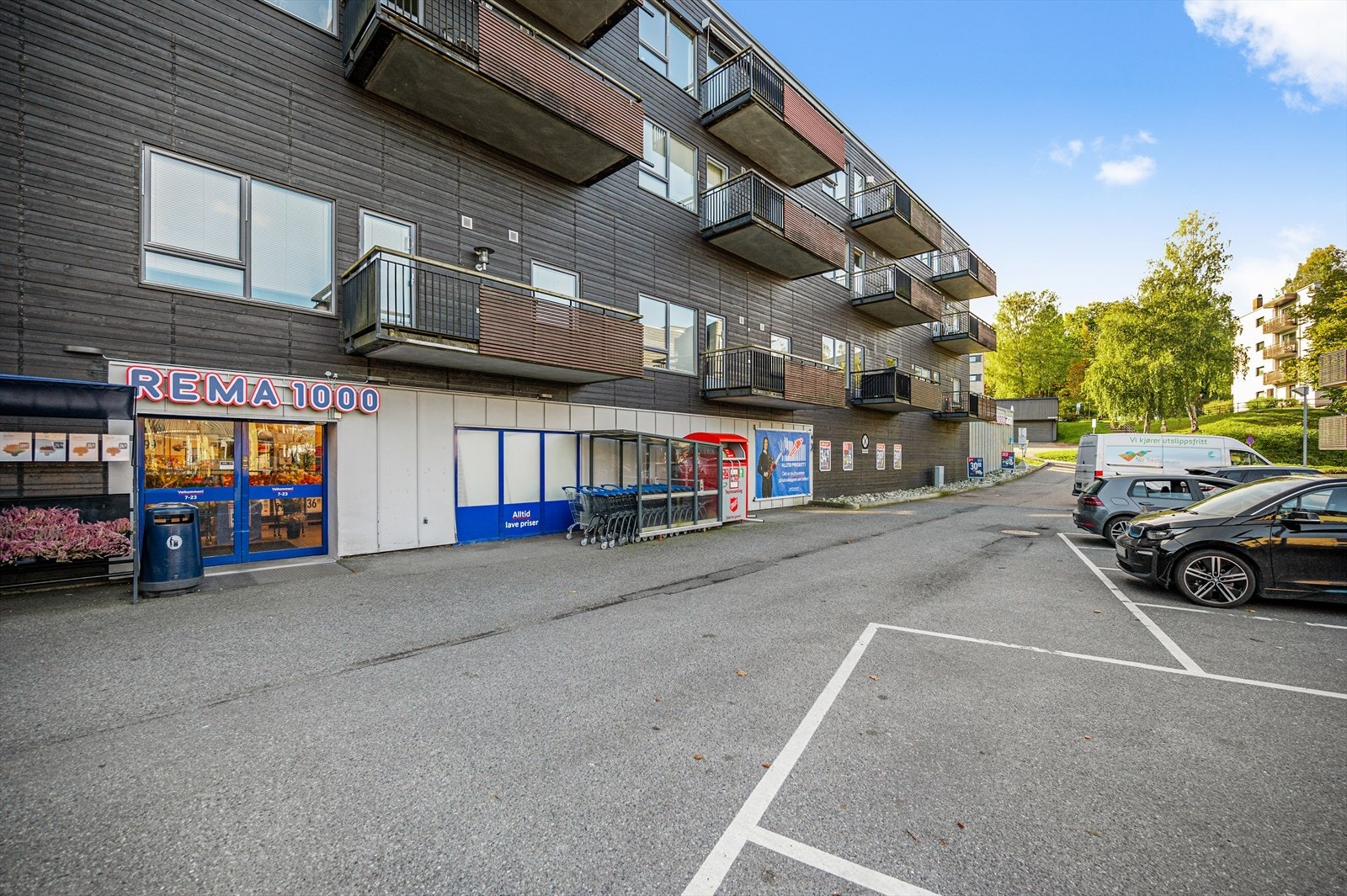 Nærmeste dagligvarebutikk er Rema 1000 i nabobygget som holder åpent helt til kl. 23.00 man-fre. Det er ca. 300 meter til Joker Rustad som er søndagsåpen Galleribilde
