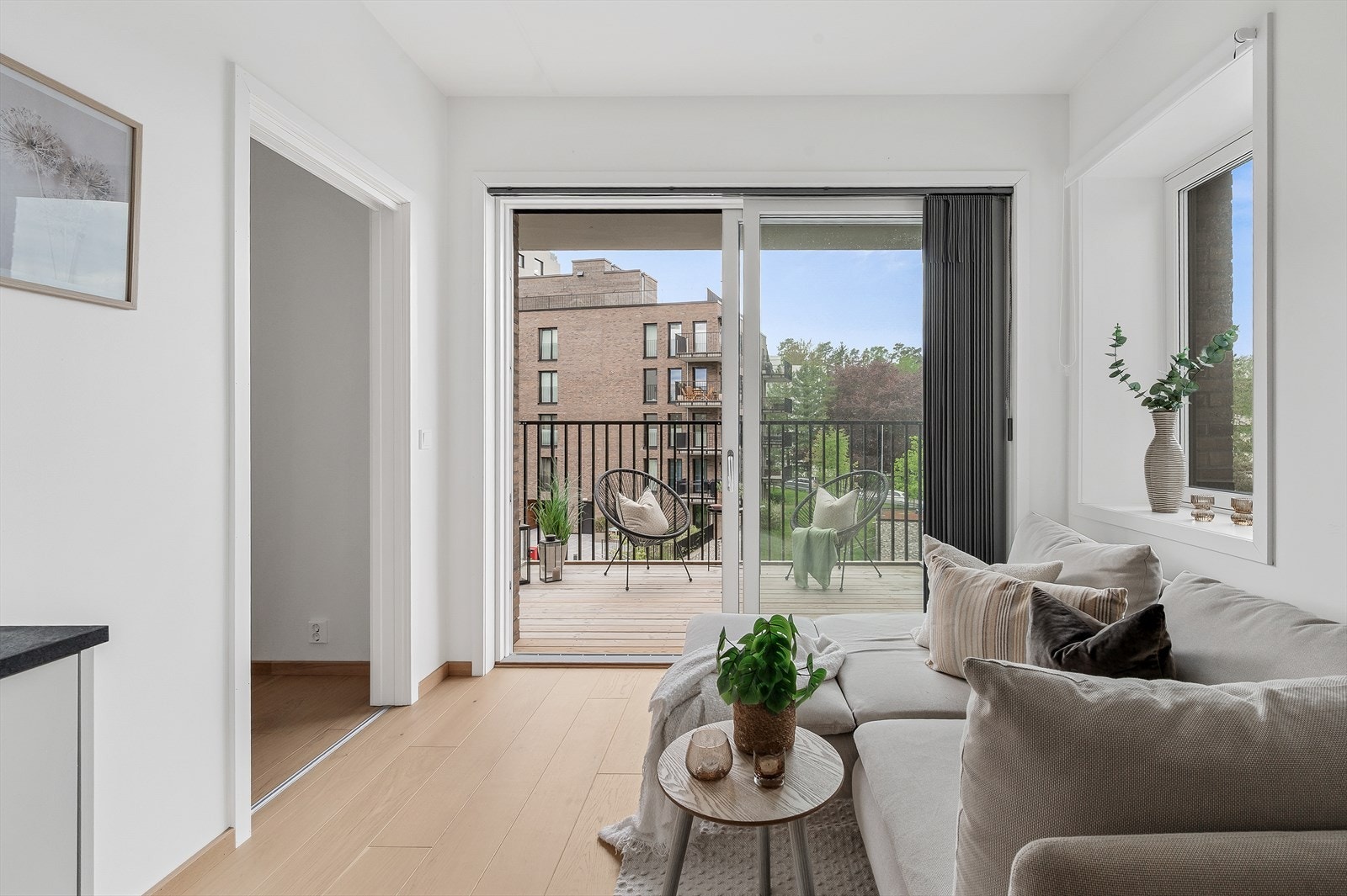 Leiligheten ble ferdigstilt i 2023, noe som gjenspeiles i standarden. Et åpent og luftig bomiljø hvor alt er nytt, moderne, praktisk og lettstelt Galleribilde