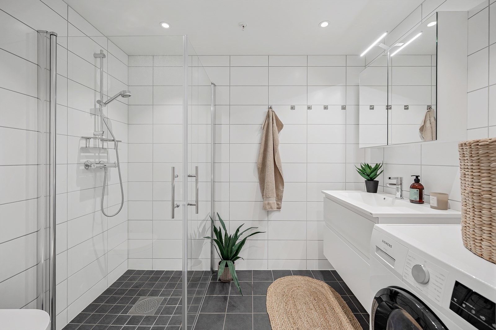 Stort, helfliset bad fra 2023 med varmekabler i gulv og downlights i himling Galleribilde