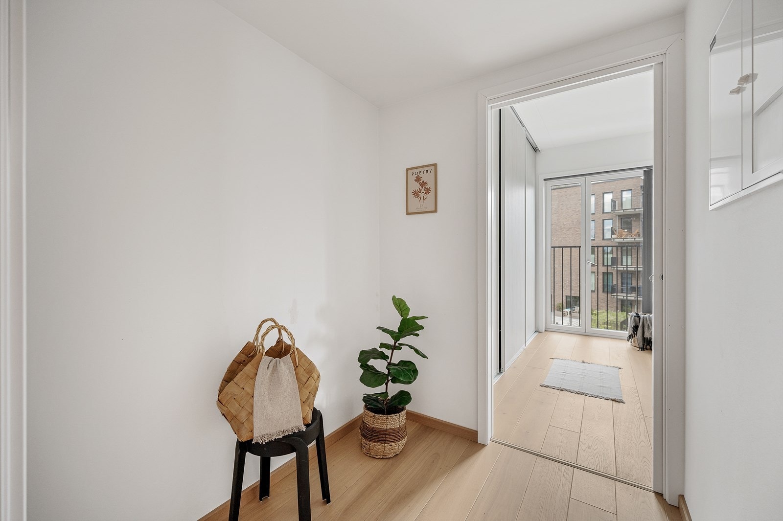 Fra gangen er det adkomst til soverommet via praktisk bod Galleribilde