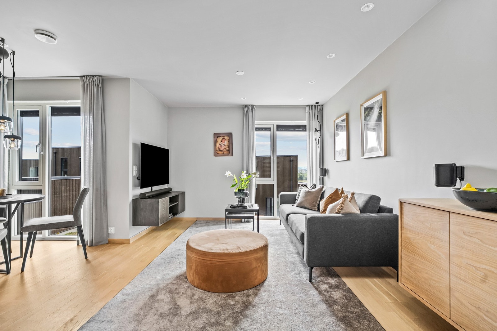 Boligen har vannbåren gulvvarme, balansert ventilasjon og tidsriktige farge- og materialvalg. Det er montert utvendige screens på begge vinduene. Galleribilde
