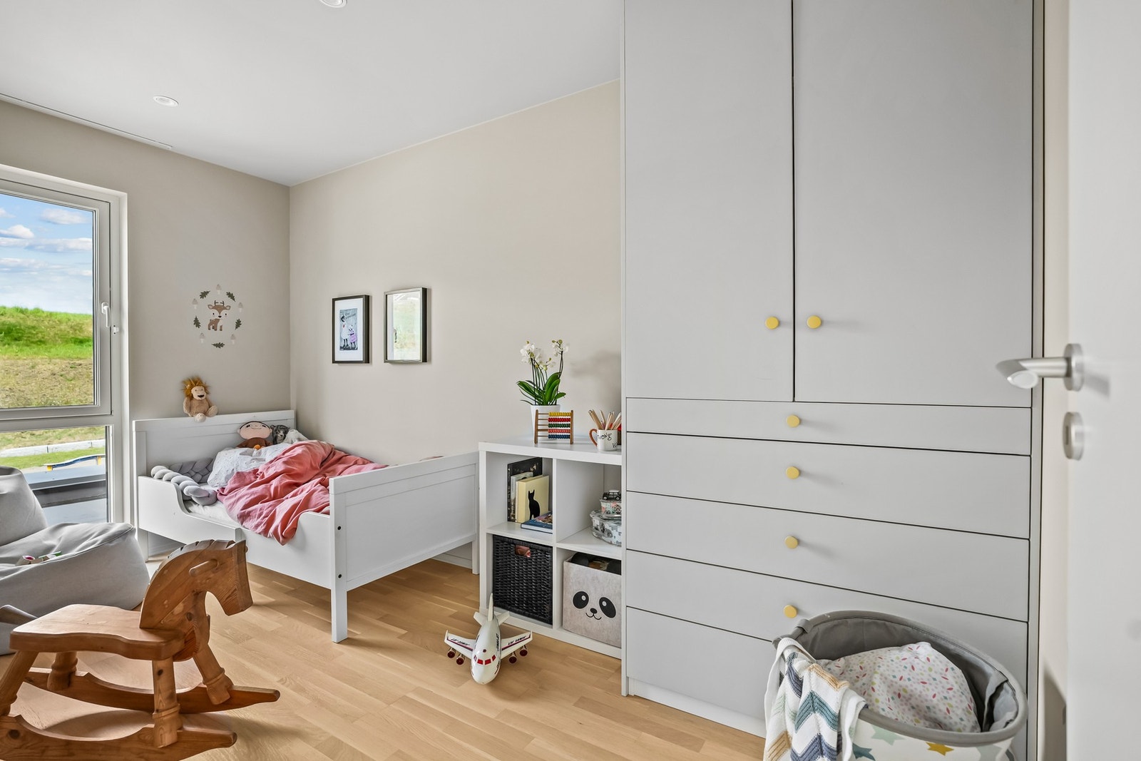 De to øvrige soverommene egner seg godt som barnerom, gjesterom eller kontor, og har fleksible møbleringsmuligheter. Galleribilde
