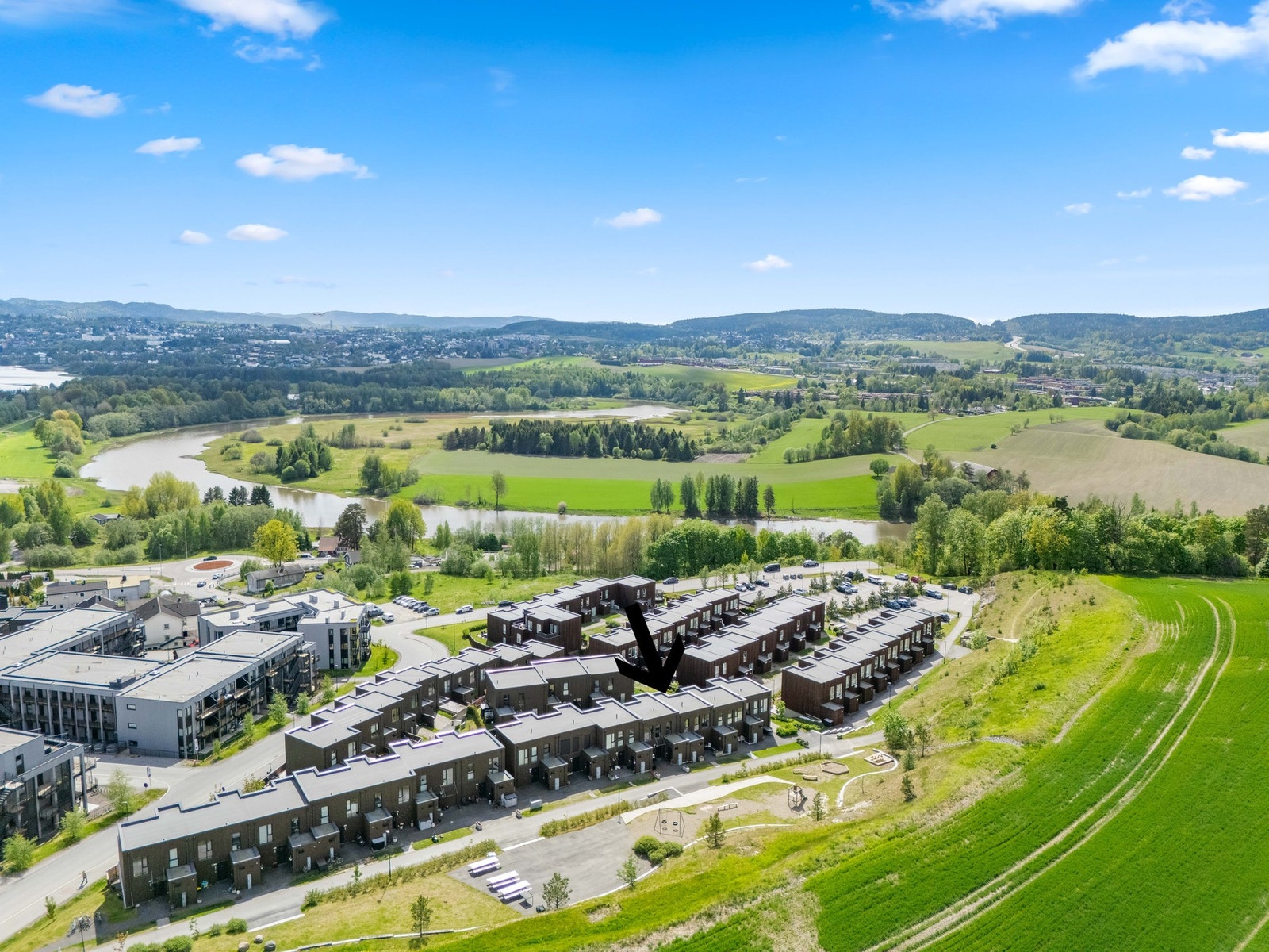Her bor man med nærhet til skoler, barnehager og offentlig kommunikasjon, så vel som et rikt utvalg av fasiliteter og servicetilbud. Galleribilde
