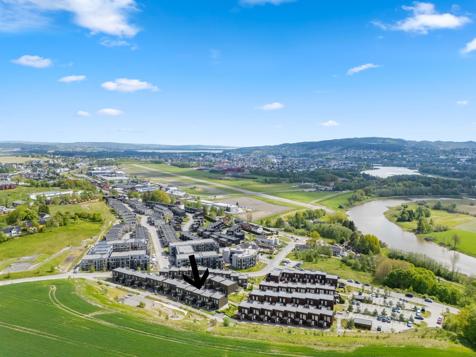 Boligen ligger i et sentralt og attraktivt område på Kjeller, like utenfor Lillestrøm sentrum i Lillestrøm kommune. Området er i stor utvikling, og er svært populært blant barnefamilier. Galleribilde