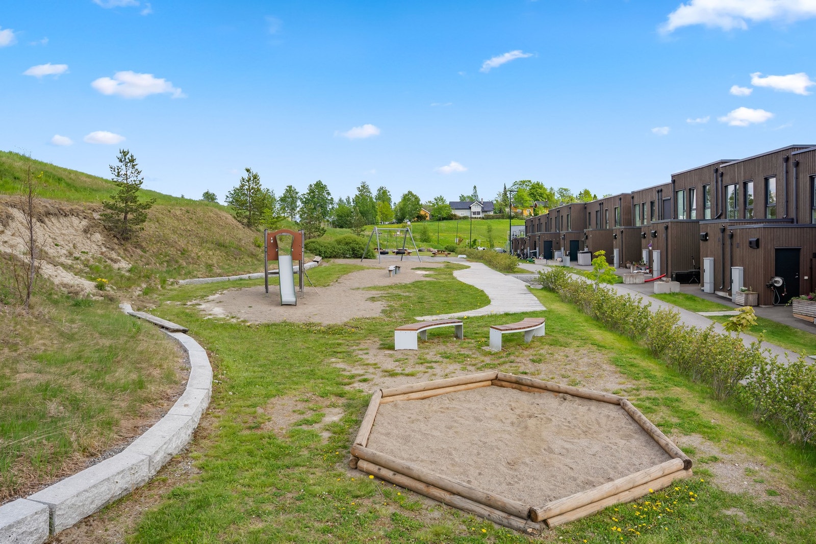 Solrik lekeplass og uteområde ved boligen. Galleribilde
