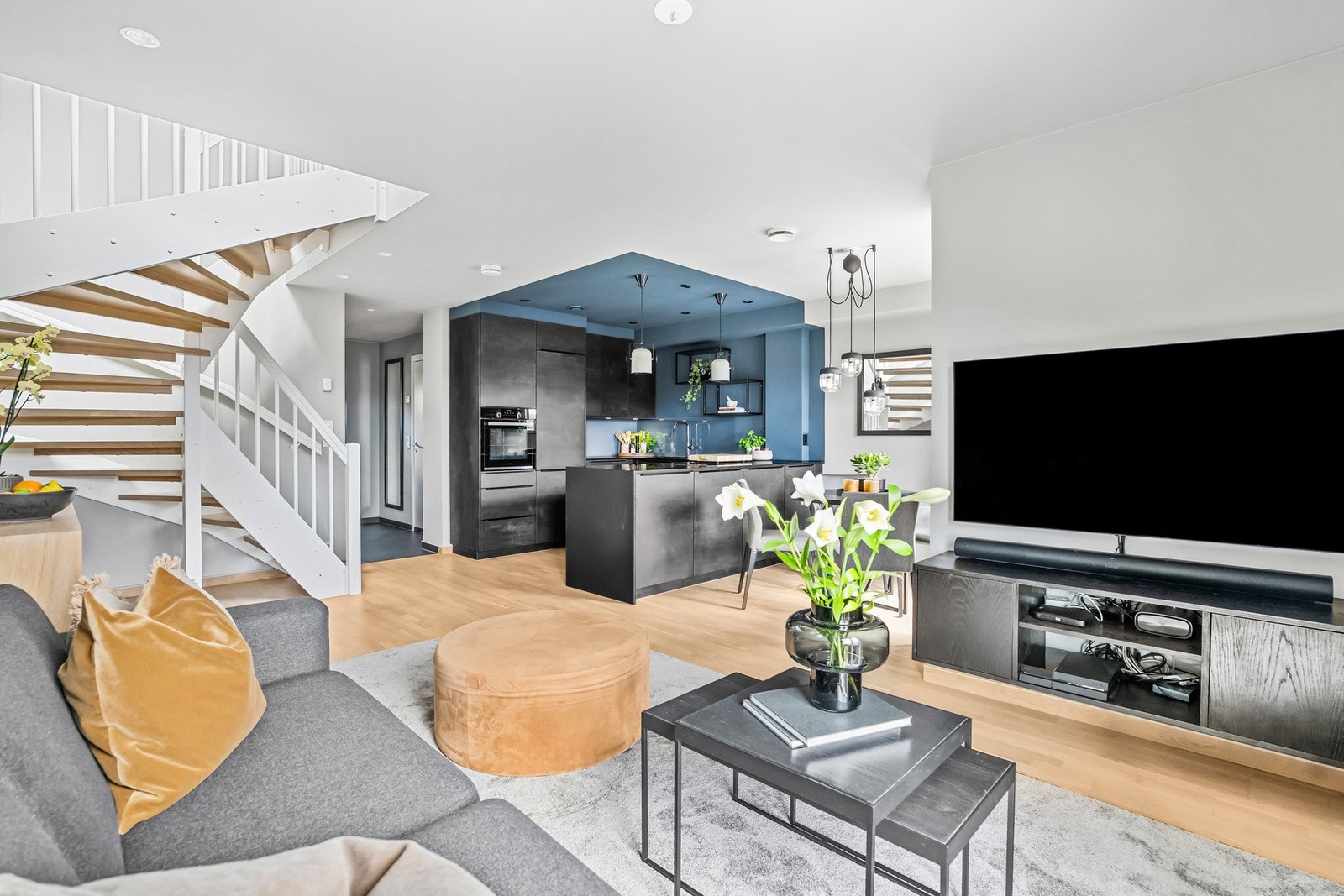 Rommet er dekorativt innredet med parkettgulv, malte veggflater og downlights. Galleribilde