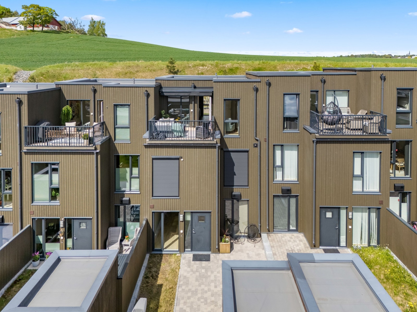 Fasade med utleiedel i u.etg. med egen inngang og eget uteområde. Galleribilde