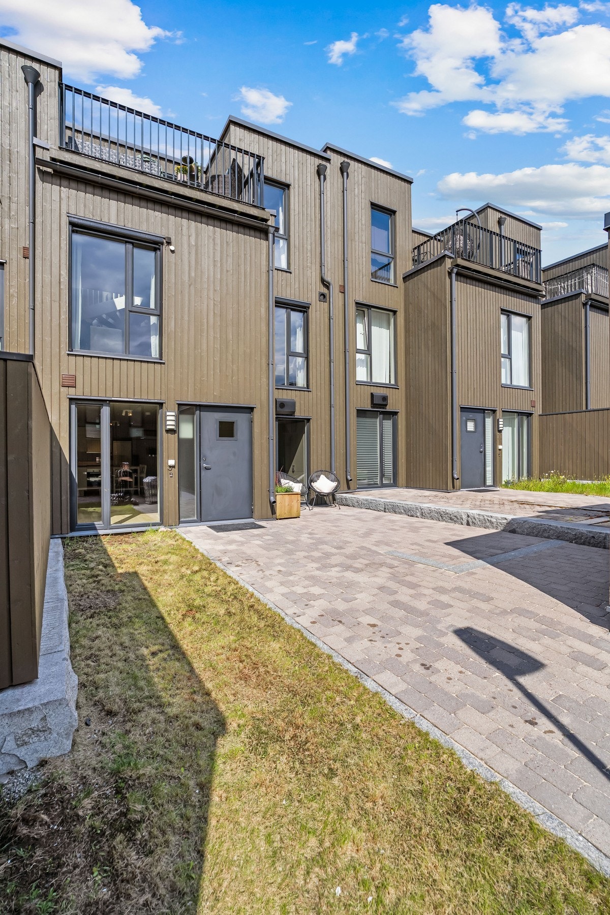 Boligens underetasje er innredet som en separat boenhet med egen inngang og adresse. Galleribilde