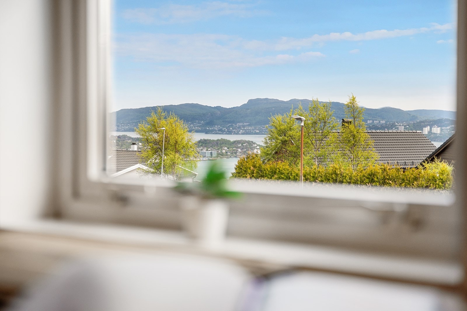 Nydelig utsikt over Byfjorden og innseilingen. Galleribilde