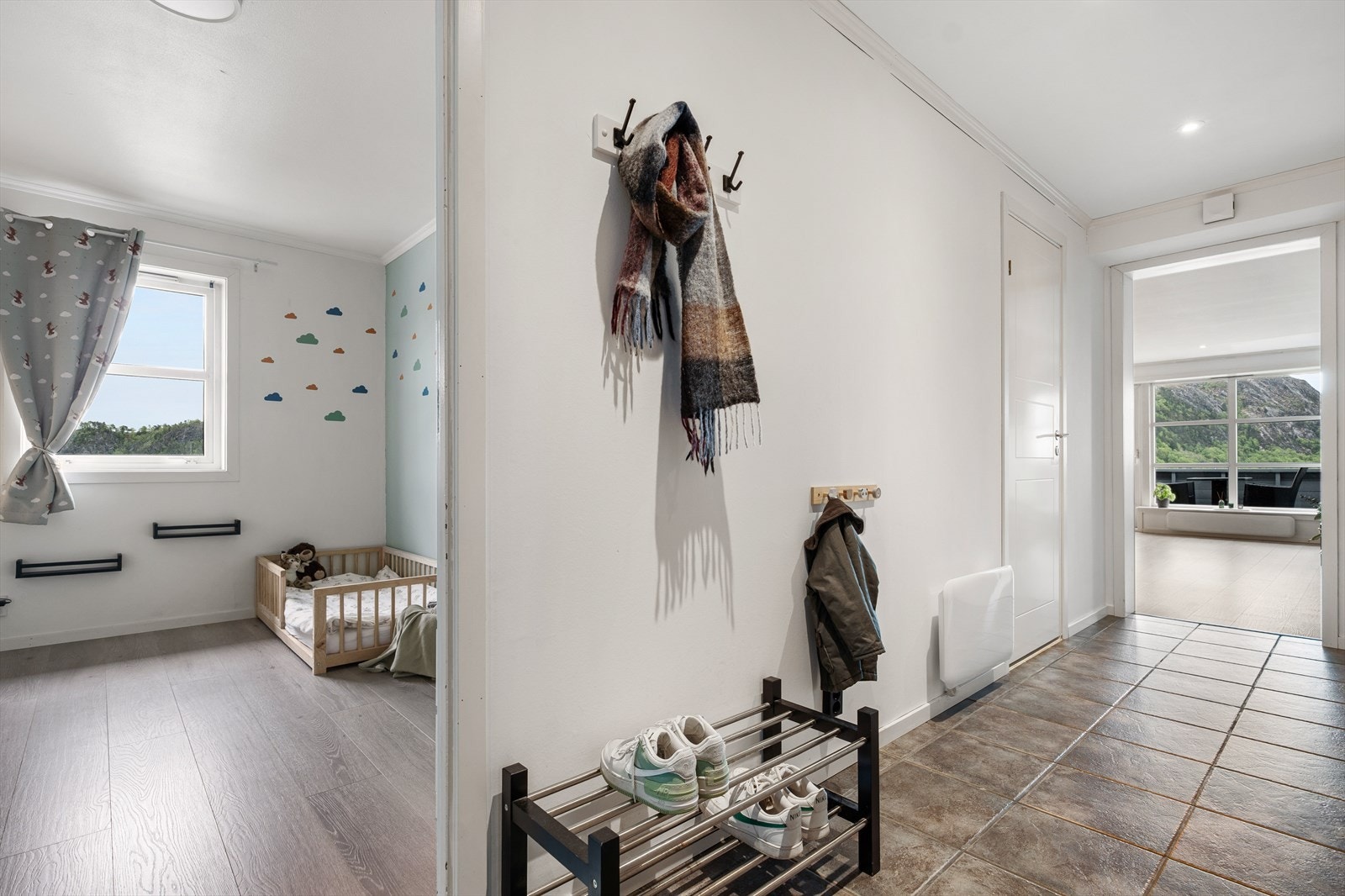 Fra gangen er et tilkomst til samtlige rom i leiligheten. Galleribilde