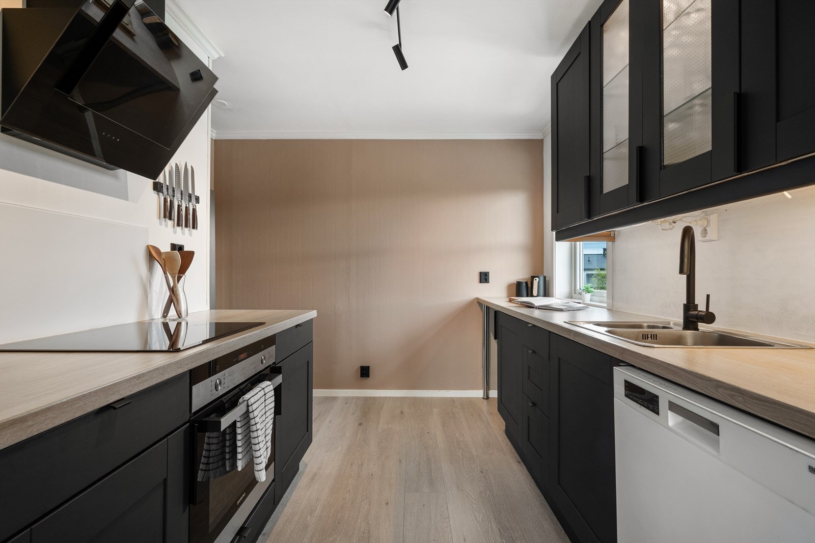Flott kjøkken med mørkeblå, profilerte fronter og laminert benkeplate. Galleribilde